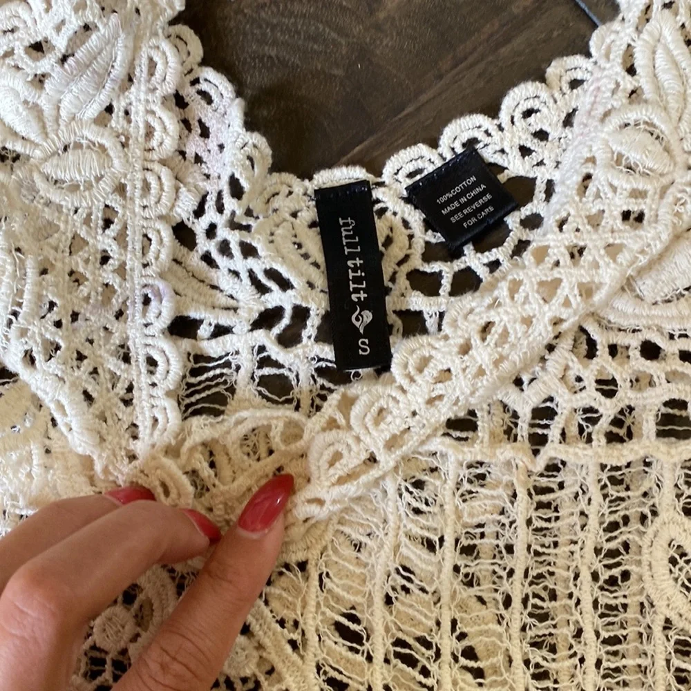 Super cute, off-white, crochet top! - Picture 3 of 3